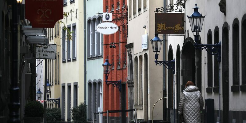 In den Gassen der Kölner Altstadt soll ein Taxifahrer gezielt Frauen angefahren und verletzt haben. - Foto: Oliver Berg/dpa