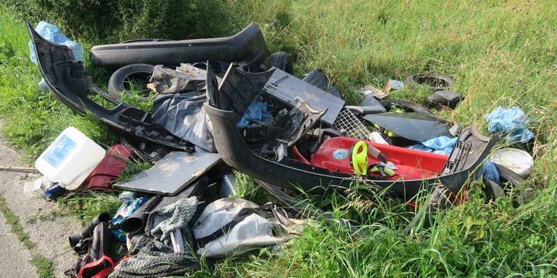 POL-LDK: + Müll bei Altenkirchen entsorgt + Tür an Polizeiposten beschmiert + Lexus beschädigt + Unfallfluchten in Aßlar und Oberbiel + - Foto: presseportal.de
