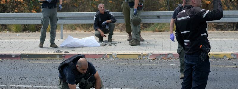 Israelische Polizisten arbeiten am Ort des Vorfalls in Naharija. - Foto: Ohad Zwigenberg/AP/dpa