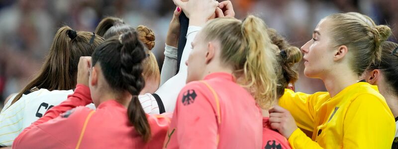 Nach dem Aus im Olympia-Viertelfinale war die Enttäuschung bei den deutschen Handballerinnen groß. - Foto: Brian Inganga/AP/dpa