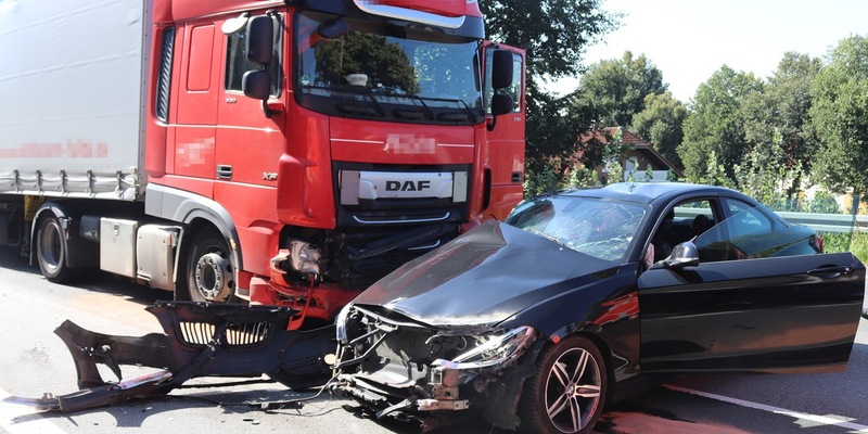 POL-HX: Zusammenstoß zwischen Pkw und Lkw - Drei Personen verletzt - Foto: presseportal.de