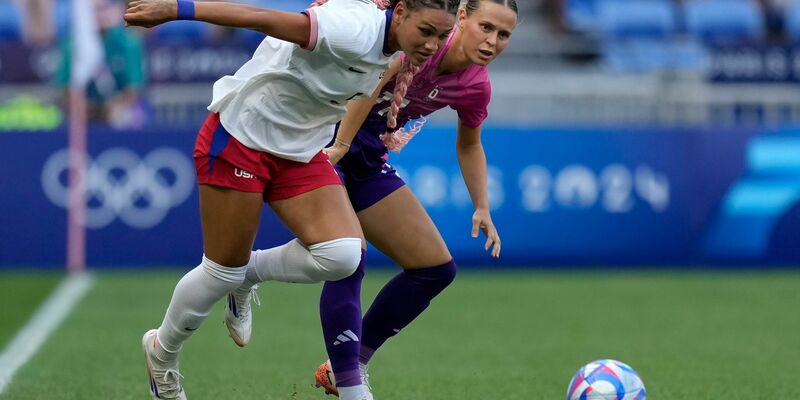 Geballte Offensivkraft gegen DFB-Torhüterin Ann-Katrin Berger  - Foto: Silvia Izquierdo/AP