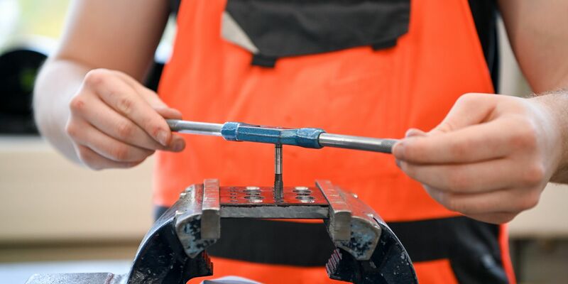 In einer Lehrwerkstatt in Potsdam bohrt ein Auszubildender im 1. Lehrjahr im Rahmen seiner Ausbildung ein Gewinde. Im Osten liegt das Lohnniveau noch unter dem im Westen (Foto Archiv). - Foto: Jens Kalaene/dpa-Zentralbild/dpa