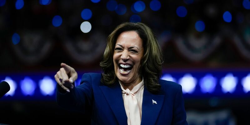 Die demokratische Präsidentschaftskandidatin Harris und ihre Vize Tim Walz sind mit Volldampf in den Wahlkampf gestartet. - Foto: Matt Rourke/AP