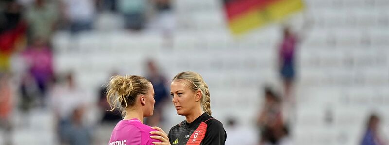 Jetzt gegen Spanien gefordert: Horst Hrubesch, Sydney Lohmann und Giulia Gwinn (von rechts). - Foto: Laurent Cipriani/AP