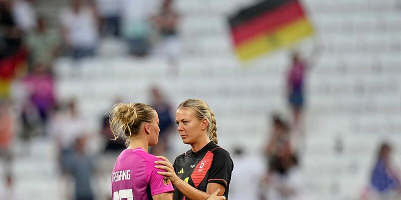 Bitter entäuscht: Horst Hrubesch, Sydney Lohmann und Giulia Gwinn. - Foto: Laurent Cipriani/AP