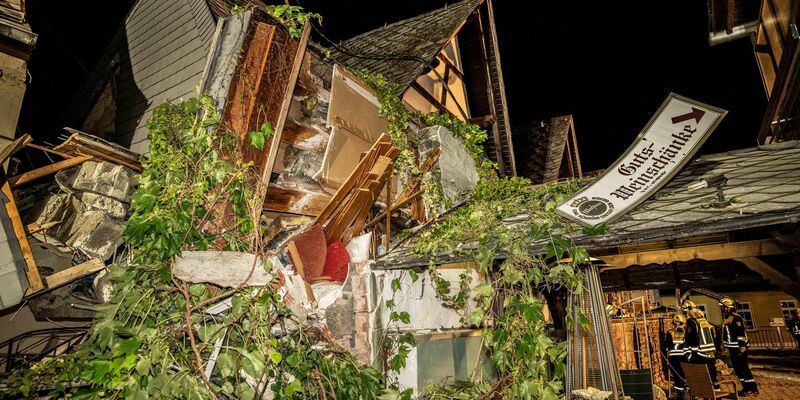 Nach Stunden unter Trümmern kommt Hilfe für einige der Verschütteten. - Foto: Christian Schulz/Foto Hosser/dpa