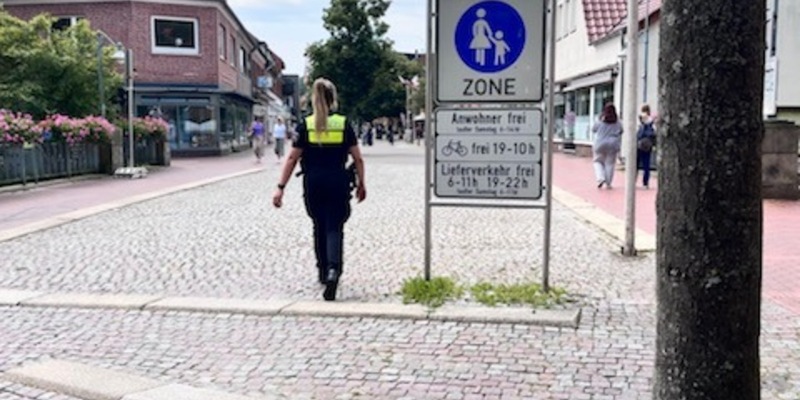 POL-ROW: ++ Radfahrer und Fahrer von E-Scootern in der Fußgängerzone - Polizei verstärkt Kontrollen ++ - Foto: presseportal.de