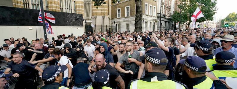 Bei den Ausschreitungen wurden Dutzende Polizisten verletzt. (Archivbild) - Foto: Jordan Pettitt/PA Wire/dpa