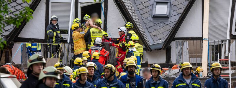 Zahlreiche Rettungskräfte waren am Dienstag und Mittwoch über Stunden im Einsatz. - Foto: Harald Tittel/dpa