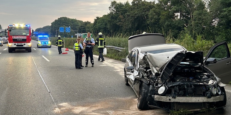 FW Moers: Verkehrsunfall am Autobahnkreuz Moers / Rettungsgasse hat funktioniert - Foto: presseportal.de