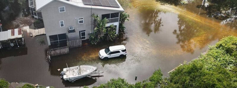 Am Mittwoch befand sich der Sturm vorübergehend wieder über dem Meer, an Land blieben überflutete Straßen zurück. - Foto: ---/Tampa Bay Times/ZUMA Press Wire/dpa