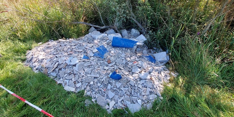 POL-FL: Ostenfeld - Bauschutt im Seitengraben entsorgt - Foto: presseportal.de