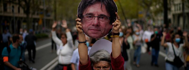 Die Partei Puigdemonts hat zu einem offiziellen Empfang Puigdemonts im Zentrum von Barcelona aufgerufen. - Foto: Joan Mateu/AP/dpa