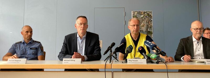 Einsatzleiter Jörg Teusch (mit gelber Weste) gab tiefe Einblicke in seine Gefühlswelt.  - Foto: Birgit Reichert/dpa