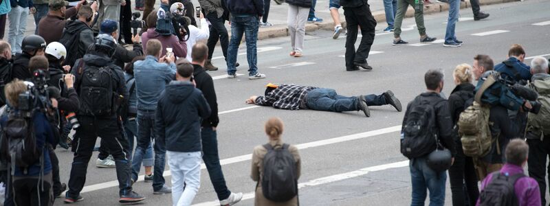 Proteste und Ausschreitungen in Chemnitz 2018. (Archivbild) - Foto: Ralf Hirschberger/dpa