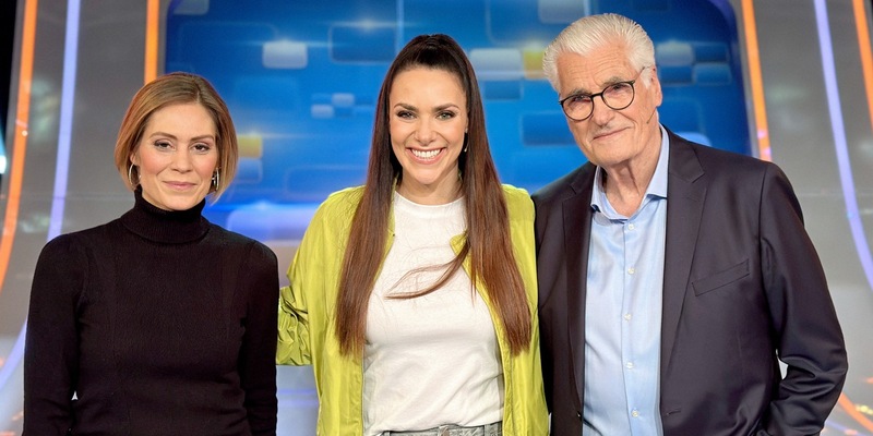 Team Liebe gegen den Quizduell-Olymp: Sky du Mont und Julia Schütze bei Esther Sedlaczek / Quizduell-Olymp am Freitag, 9. August., 18:50 Uhr im Ersten - Foto: presseportal.de