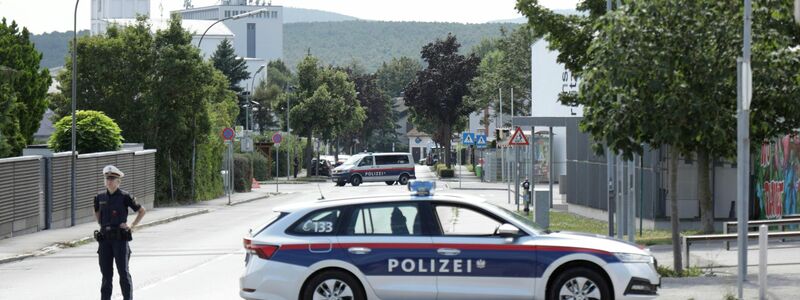 Das Gebiet rund um die Wohnung des Verdächtigen wurde großräumig abgesperrt. - Foto: Alex Halada/APA/dpa