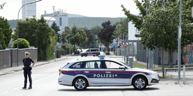 Das Gebiet rund um die Wohnung des Verdächtigen wurde großräumig abgesperrt. - Foto: Alex Halada/APA/dpa