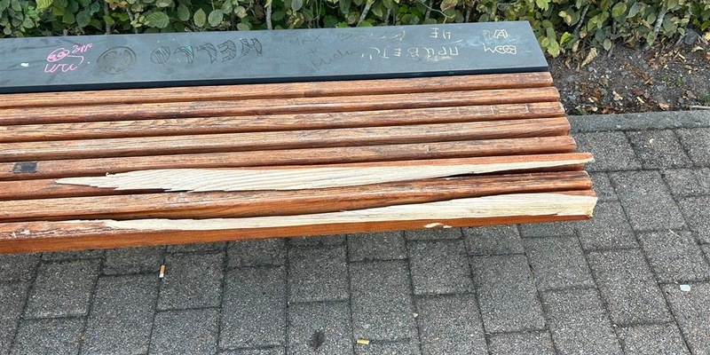 POL-PDWIL: Sachbeschädigung einer Sitzbank - Foto: presseportal.de