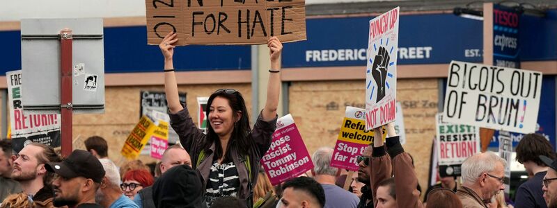 In Großbritannien gehen Menschen gegen Hass und Rasismus auf die Straße. - Foto: PA Wire/PA/AP