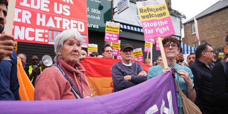 Der Organisation Stand Up to Racism zufolge gingen im ganzen Land etwa 25.000 Menschen gegen rechte Gewalt auf die Straße. (Archivbild) - Foto: Pa Wire/PA Wire/dpa