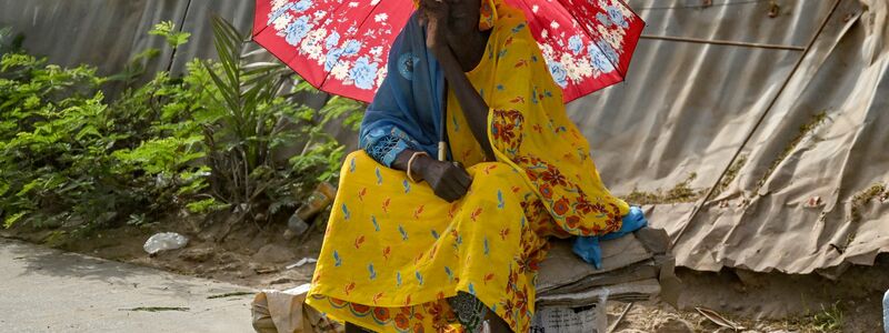 Diese Frau in der Elfenbeinküste schützt sich vor Hitze. Global gesehen war es im Juli wieder außergewöhnlich warm. (Archivbild) - Foto: Britta Pedersen/dpa