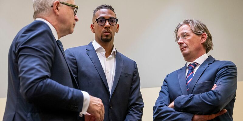 Ein Berliner Gericht prüft eine Klage gegen Ex-Fußball-Nationalspieler Jérôme Boateng wegen Äußerungen über eine Ex-Partnerin. (Archivbild)  - Foto: Peter Kneffel/dpa