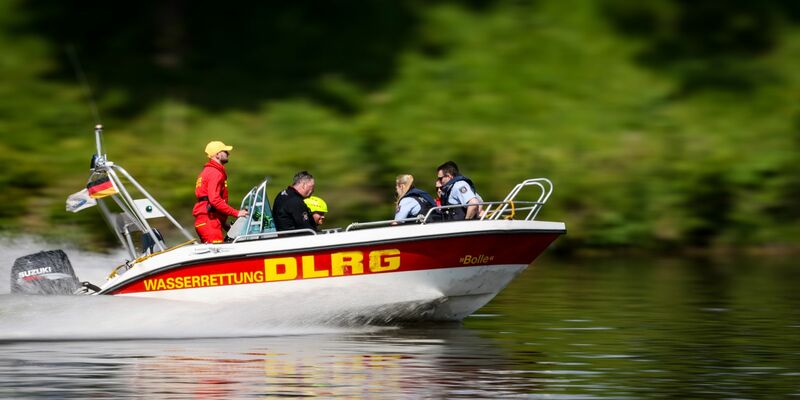 DLRG-Präsidentin Ute Vogt warnt davor, in Flüssen zu schwimmen - dort starben nämlich im laufenden Jahr die meisten Menschen bei Badeunfällen. (Symbolbild) - Foto: Christoph Reichwein/dpa