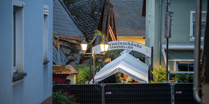 Unter den Trümmern des eingestürzten Hotels liegt noch ein Toter. - Foto: Harald Tittel/dpa