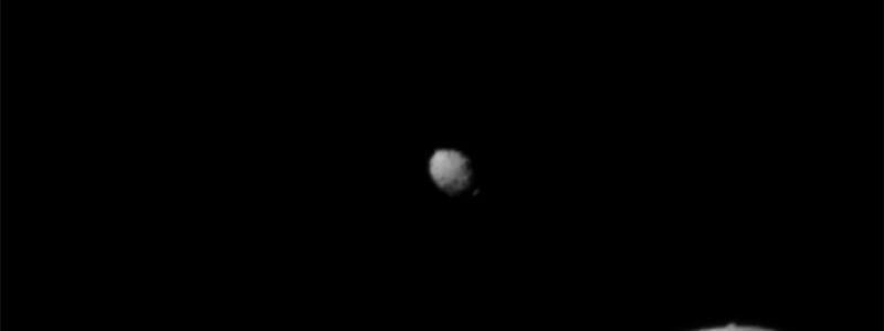 Der Asteroid Didymos (r) wird von dem kleineren Asteroiden Dimorphos umkreist - kurz vor dem Aufprall der «Dart»-Sonde. (Archivbild) - Foto: ---/NASA/Johns Hopkins APL/dpa