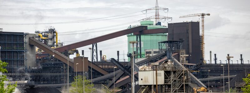 Deutschlands größter Stahlerzeuger Thyssenkrupp Steel steht vor einem Umbau. Betroffen sein könnte auch der Duisburger Stahlhersteller HKM. - Foto: Thomas Banneyer/dpa