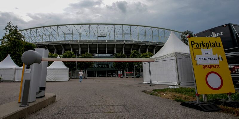 Zehntausende Fans sind nach der Absage der Taylor-Swift-Konzerte total enttäuscht. - Foto: Heinz-Peter Bader/AP