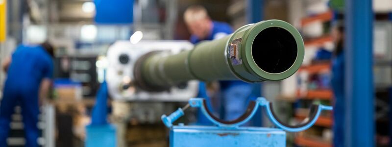 Mitarbeiter bei Rheinmetall arbeiten an einer Kanone für den Kampfpanzer Leopard 2A4. (Archivbild) - Foto: Philipp Schulze/dpa