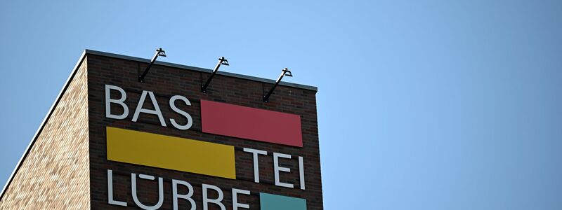 Das Logo des Verlages Bastei Lübbe ist an der Unternehmenszentrale zu sehen. - Foto: Federico Gambarini/dpa