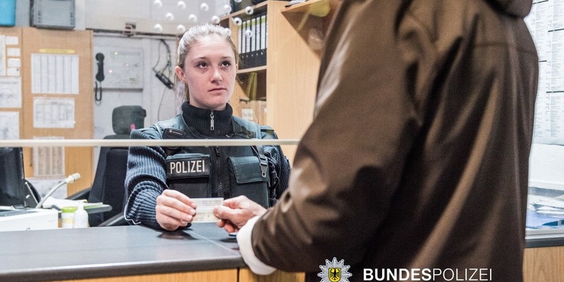 Bundespolizeidirektion München: Zigaretten im Wert von 3.680 Euro entwendet - Bundespolizei warnt vor Ankäufen - Videoaufnahmen könnten die Bundespolizei zu den beiden Tätern führen - Foto: presseportal.de