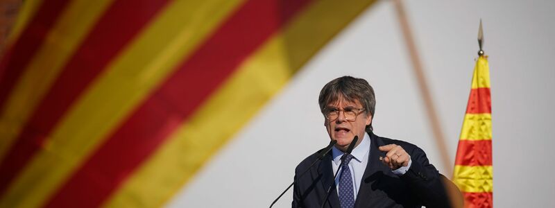 Nach der Rede verschwand Puigdemont von der Bildfläche. Die Polizei leitete eine Großfahndung ein. - Foto: Joan Mateu/AP/dpa