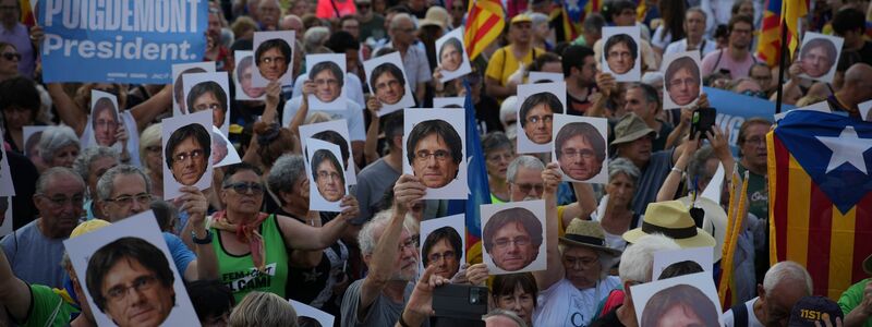 Mehrere Hundert Anhänger hatten sich am Morgen in Barcelona versammelt, um Separatistenführer Carles Puigdemont nach fast sieben Jahren Exil zu begrüßen. - Foto: Emilio Morenatti/AP/dpa