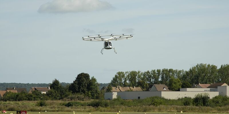 Ein Volocopter hebt vor den Toren von Paris ab. - Foto: Maximilian Specht/dpa