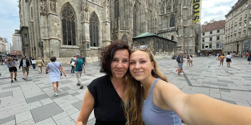 Cameron Menesi (r) hat ein Jahr jeden Tag auf das Swift-Konzert in Wien hingefiebert.  - Foto: Cameron Menesi/dpa