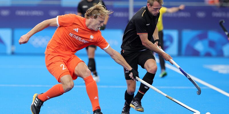 Nach dem Abpfiff kommt es zu einem Handgemenge. - Foto: Rolf Vennenbernd/dpa