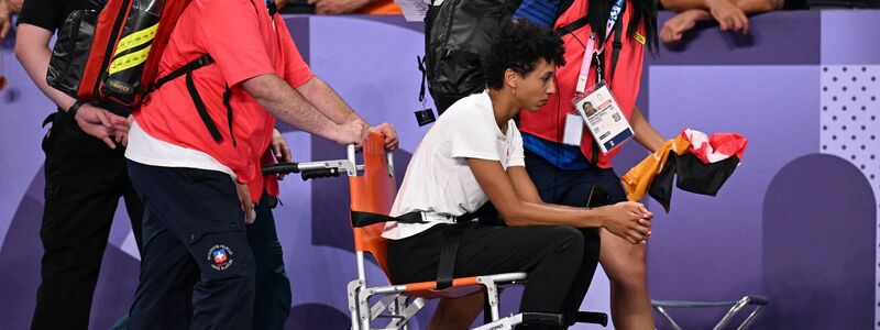 Malaika Mihambo wird im Rollstuhl aus dem Stadion geschoben. - Foto: Kirill Kudryavtsev/AFP/dpa