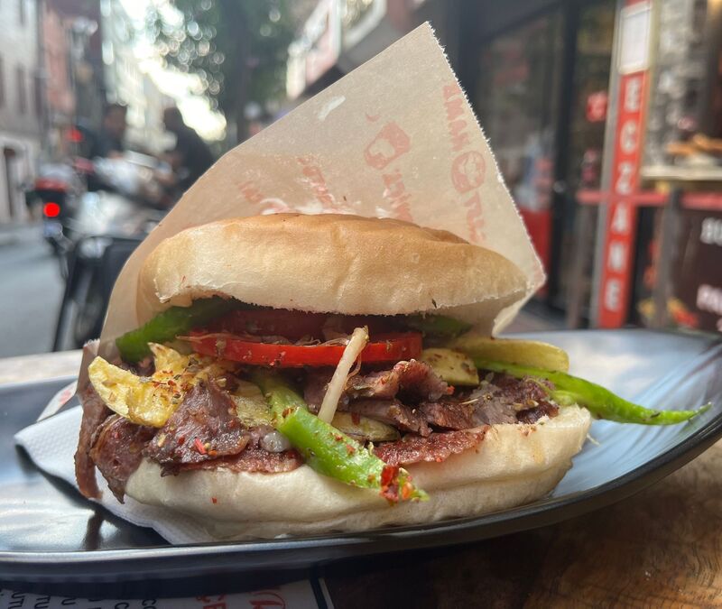 Der spontane Döner oder eher die Tafel Schokolade auf dem Sofa? Auch beim Snacken ticken wir Menschen unterschiedlich. - Foto: Anne Pollmann/dpa