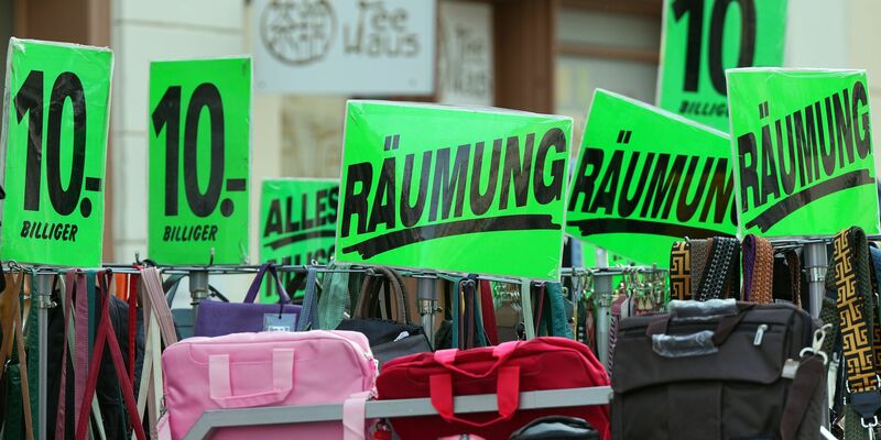 Die Fachkräftelücke beim Verkaufspersonal wird einer Studie zufolge zunehmen. - Foto: Soeren Stache/dpa