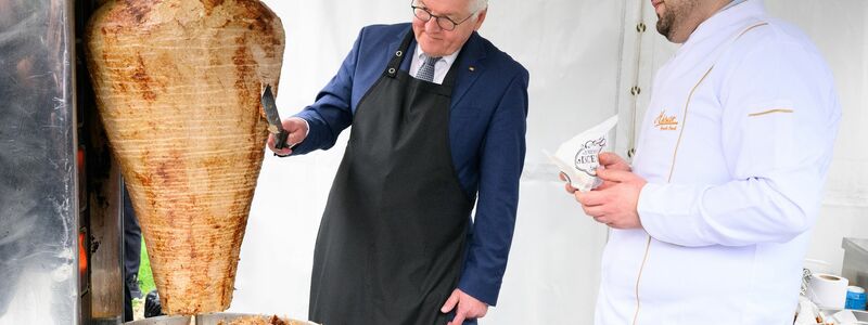 Auch ein Döner-Fan: Bundespräsident Steinmeiner brachte in diesem Jahr sogar einen Berliner Dönerspieß mit zu einem Türkei-Besuch. (Archivbild) - Foto: Bernd von Jutrczenka/dpa