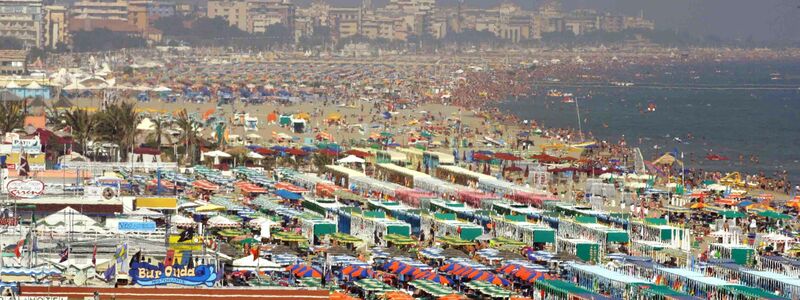 Streik in Italiens Strandbädern: Die mächtigen Besitzerfamilien wie hier in Rimini und Riccione wehren sich gegen eine EU-Richtlinie. (Foto: Archiv) - Foto: Matthias Schrader/dpa