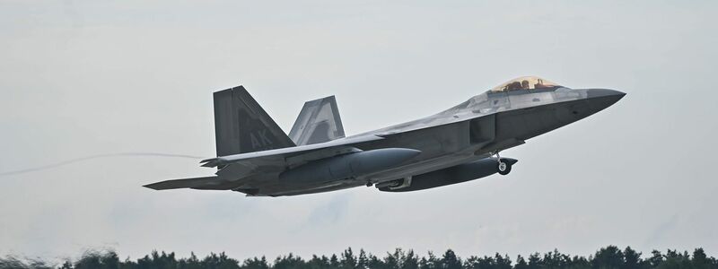 Die USA haben weiteres Militär, darunter F-22-Kampfflugzeuge in den Nahen Osten verlegt. (Archivbild) - Foto: Grzegorz Michalowski/PAP/dpa