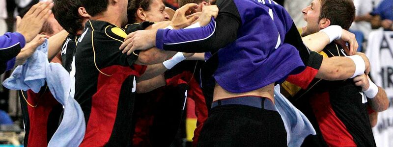 Deutschland Handballer jubeln bei Olympia 2004 in Athen über einen Kirmi-Sieg gegen Spanien. - Foto: Frank May/epa/dpa