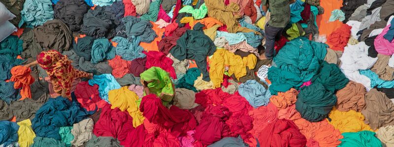 Arbeiter sortieren in Narayanganj, Bangladesch, bunte Stapel von Stoffen, die zu Kleidungsstücken verarbeitet werden sollen. - Foto: Joy Saha/ZUMA Press Wire/dpa