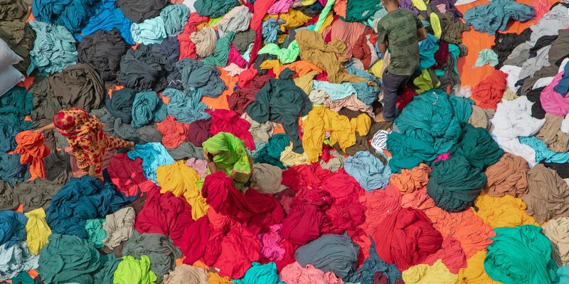 Nach Angaben des Modeverbandes wollen die Hersteller ihre Produktion trotz der Unruhen nicht verlagern. (Archivbild) - Foto: Joy Saha/ZUMA Press Wire/dpa